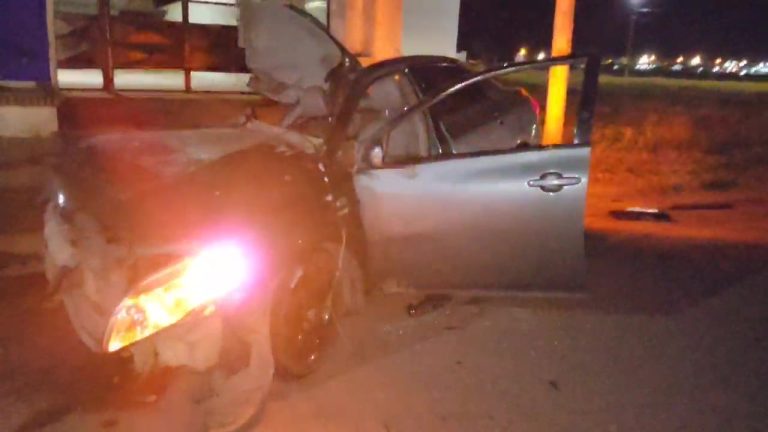 Un joven se salvó de milagro tras un violento choque contra camión estacionado en General Pico