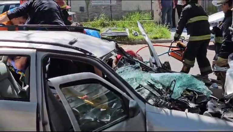 Violento accidente en Calle 108 entre 17 y Fraternidad deja una mujer atrapada y vehículo destrozado