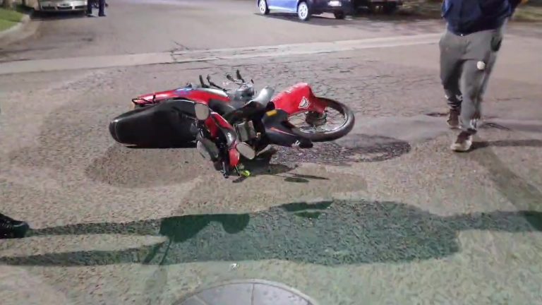 Choque en calle 103 y 104: dos jóvenes hospitalizados tras colisión entre moto y automóvil