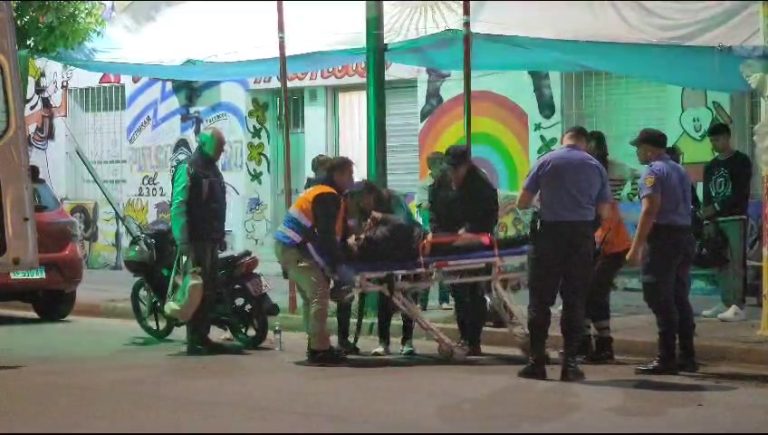 Accidente en calle 15 y 28: una mujer fue hospitalizada tras caída de moto