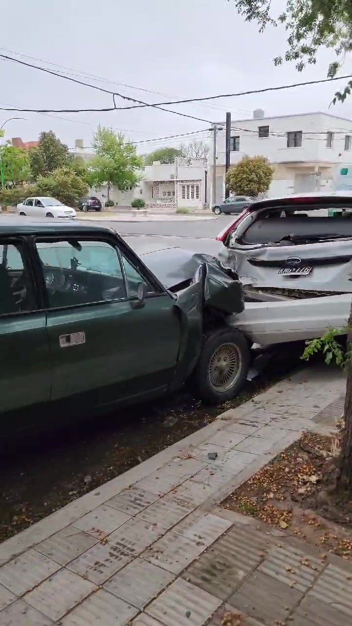 Fuerte accidente en calle 5 desencadena choque en efecto dominó y un auto terminó contra una casa