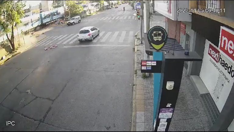 Ramos Mejía: un auto cruzó las vías con la barrera baja, fue embestido por el tren y murió una joven de 19 años