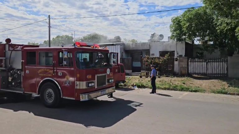 Rápida Intervención de Bomberos contiene  incendio de vivienda