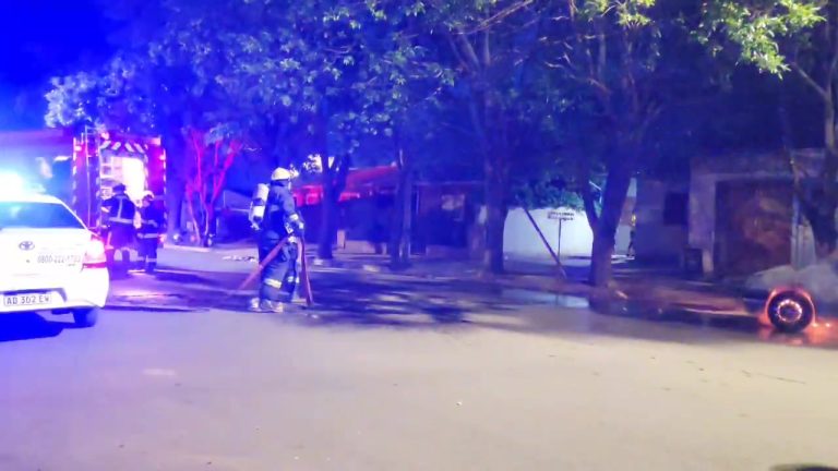 Fuego en la madrugada: vecino impide incendio total de un vehículo en la intersección de calle 27 y 36