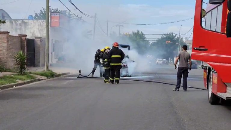 El fuego destruyó un auto en Calle 33 entre 22 y 24