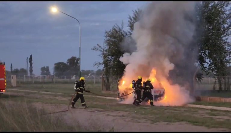 Impresionante incendio de un auto en ruta provincial 1 y calle 549