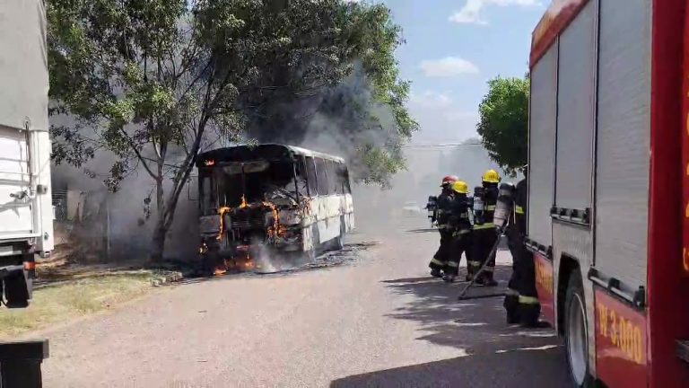 Un colectivo ardió en llamas en General Pico