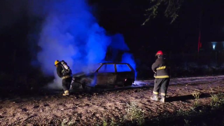 Destrucción total de un Fiat Uno tras incendio en calle 300 y 417