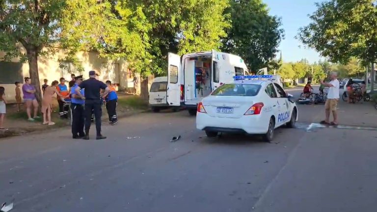 Grave accidente: dos jóvenes y un policía fueron hospitalizados tras colisión entre motocicleta y móvil policial