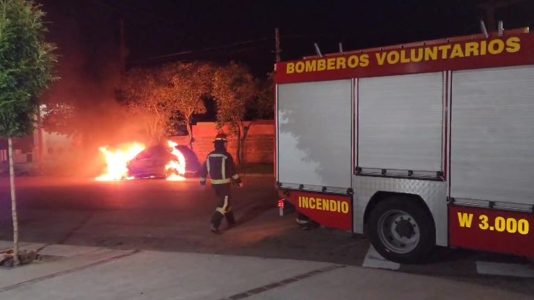Incendio destruye un auto en la intersección de las calles 28 y 31