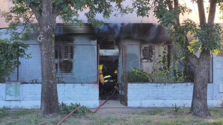 VIDEO | Voraz incendio destruyó por completo una vivienda en General Pico