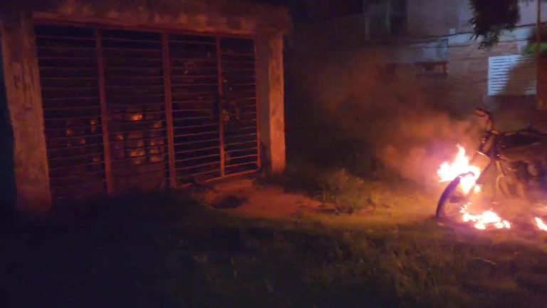 [VIDEO] Incendiaron una moto en el barrio Malvinas