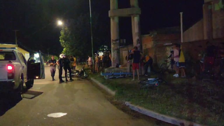 Dos jovenes con graves lesiones tras chocar en moto contra una columna de hormigón