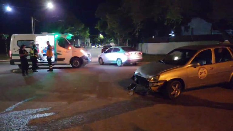 Taxi y moto chocaron en el paso a nivel de calle 13 y 40: dos personas hospitalizas