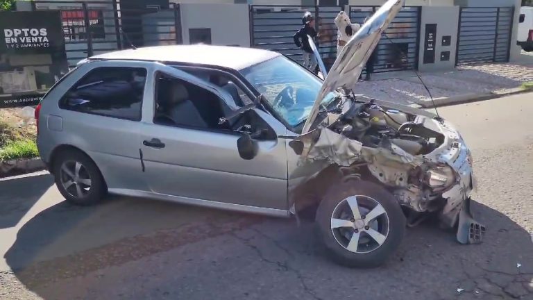 Fuerte impacto en calle 124: un vehículo VW Gol colisiona con un acoplado estacionado