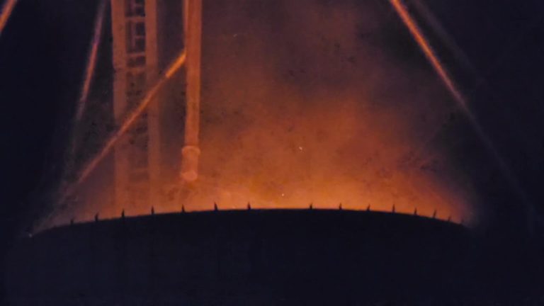 Bomberos trabaja en un incendio en un silo del parque industrial