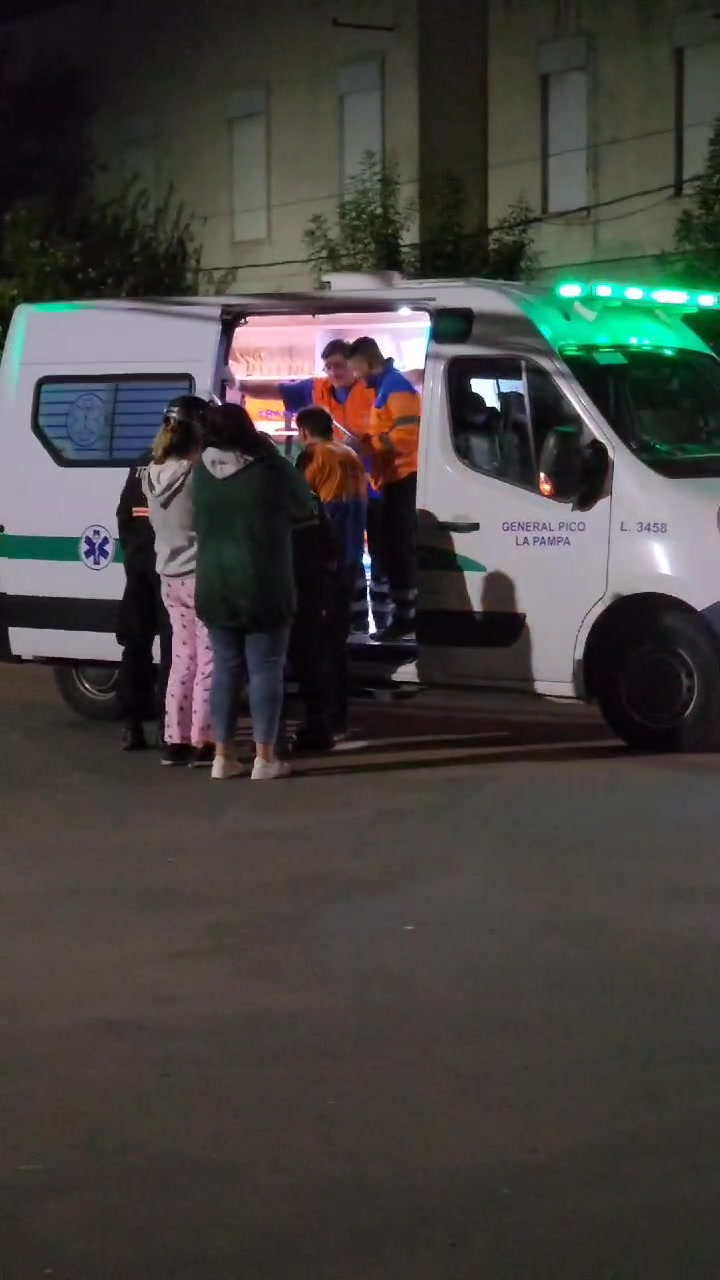 Choque nocturno: colisión entre una Ford Ecosport y moto de tránsito municipal