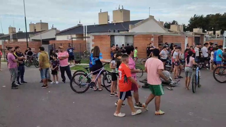 Grave accidente: un móvil policial que iba en persecución colisiona con una moto en cruce de calles 409 y 450