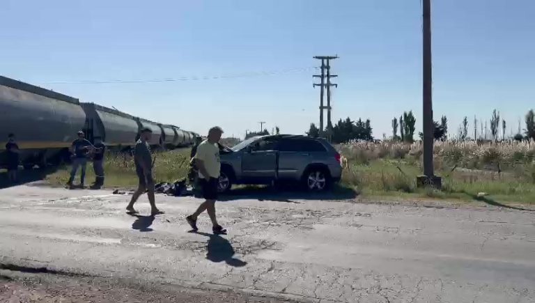 Impresionante choque entre una camioneta y un tren de carga en ruta Nacional 188