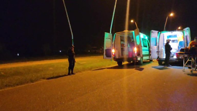 Investigan si dos menores se subieron atrás de un camión y se arrojaron mientras iba circulando: fueron trasladados de urgencia al hospital