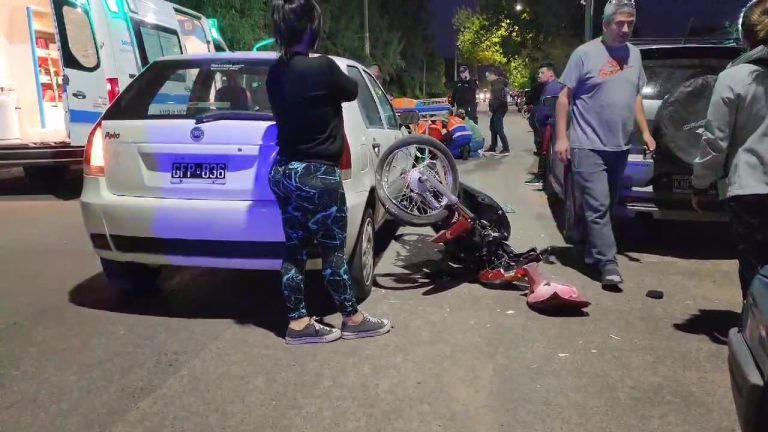 Una moto chocó contra otra, el conductor «voló» y terminó impactando contra un auto que venía de frente