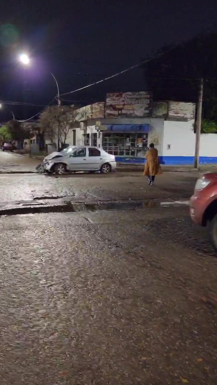 Fuerte choque entre una camioneta y un auto en calles 21 y 10