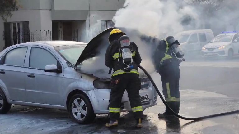 Un auto sufrió serios daños tras incendiarse en calle 5 y 6