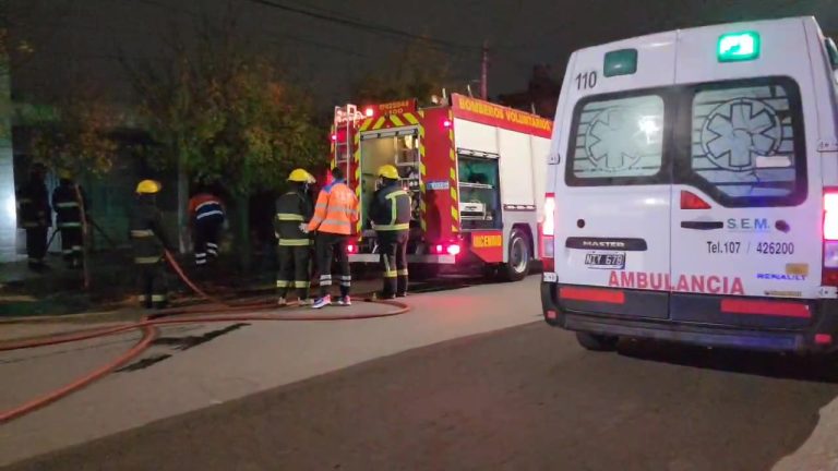 Incendio en vivienda fue controlado por bomberos y residente: El SEM asistió al titular por inhalación de humo