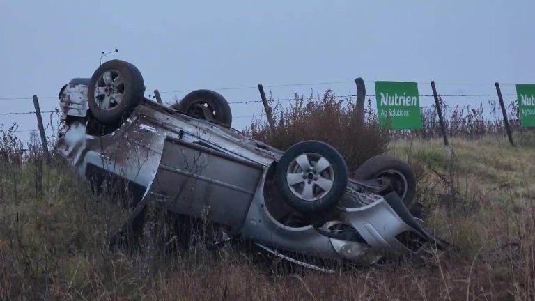 Vuelco en la ruta Provincial 1: un vehículo termina con las ruedas hacia arriba