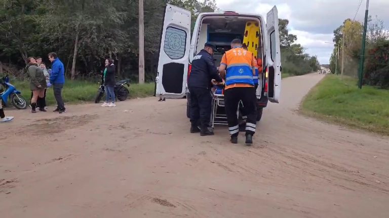 Colisionó a dos mujeres que circulaban en moto y se fugó del lugar