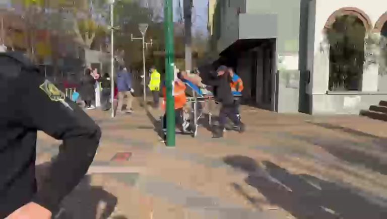 VIDEO | Trabajadores pasaban por el lugar rescataron un vecino de un segundo piso tras un incendio generalizado en General Pico