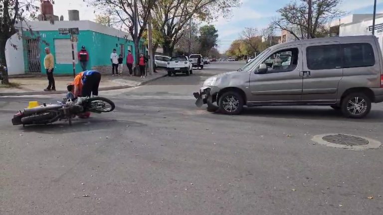Accidente en el barrio San Etelvino: madre y bebé trasladados a la guardia del hospital local