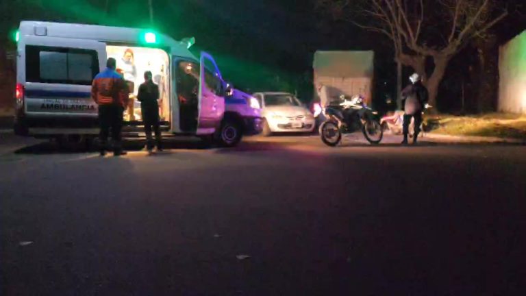 Automovilista dobló muy cerrado en una esquina del barrio Molino y chocó a una moto