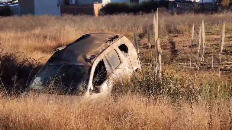 Volcó cuando ingresaba a General Pico y cuando intentó sacar el auto terminó dentro de un zanjón