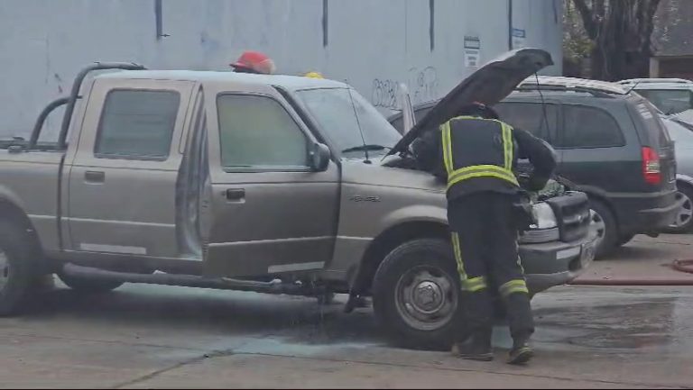 Principio de incendio de una camioneta en estacionamiento de supermercado céntrico