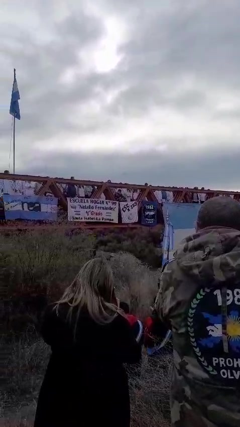 Día inolvidable a orillas del Río Atuel: Alumnos piquenses de la Nueva Escuela Argentina y de la escuela número 259 prometieron lealtad a la bandera en el puente “Los Vinchuqueros”