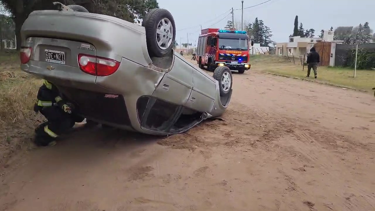 Un auto volcó en calle 266 y el conductor dio positivo en el control de alcoholemia: tenía 2,46 de alcohol en sangre