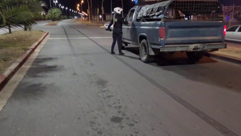 Colisión en la madrugada piquense: Gol impacta con Corsa en calle 9