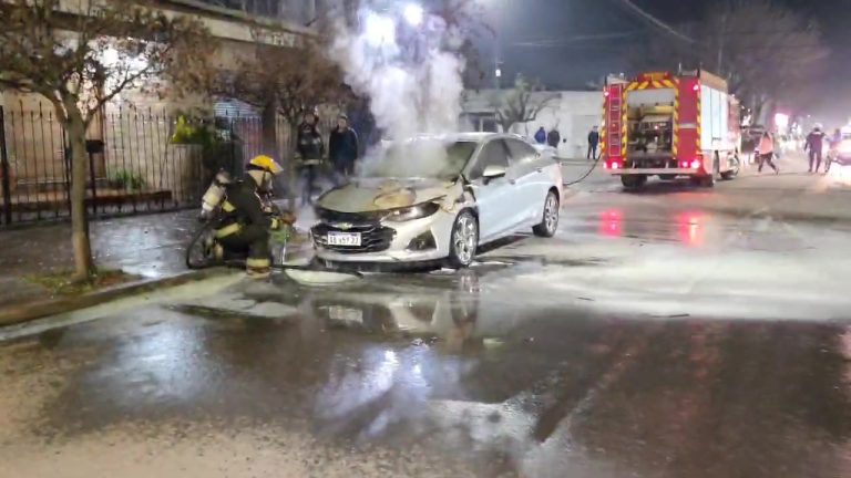 Un auto envuelto en llamas en calle  9 entre 102 y 104