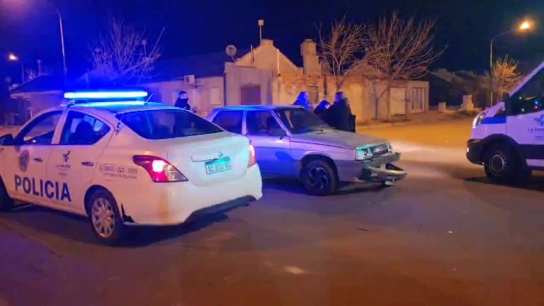 Un joven hospitalizado tras chocar una moto y un auto en barrio Federal