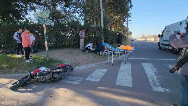 Un joven con una posible fractura tras choque entre moto y camioneta