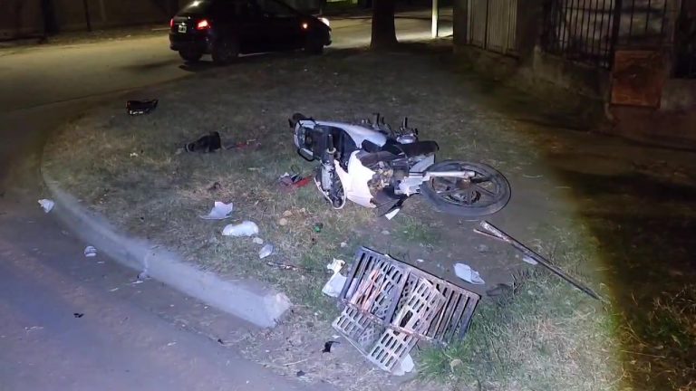 Tres menores a bordo de una moto colisionan con un canasto de basura en horas de la madrugada