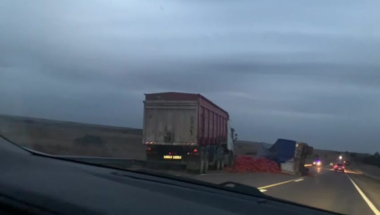 Choque de camiones en ruta nacional 35: Uno de ellos que iba cargado de cebollas volcó