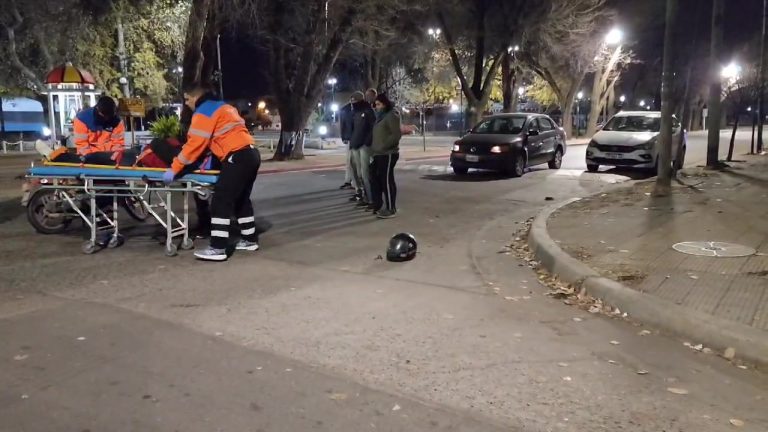 Accidente en General Pico: dos jóvenes heridos tras cruzar un reductor de velocidad