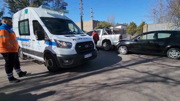Siniestro vial en calle 21: Volkswagen Amarok y Ford Ka involucrados