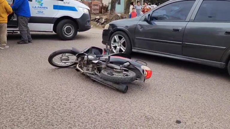 Colisión entre moto y automóvil: trasladan una mujer al hospital