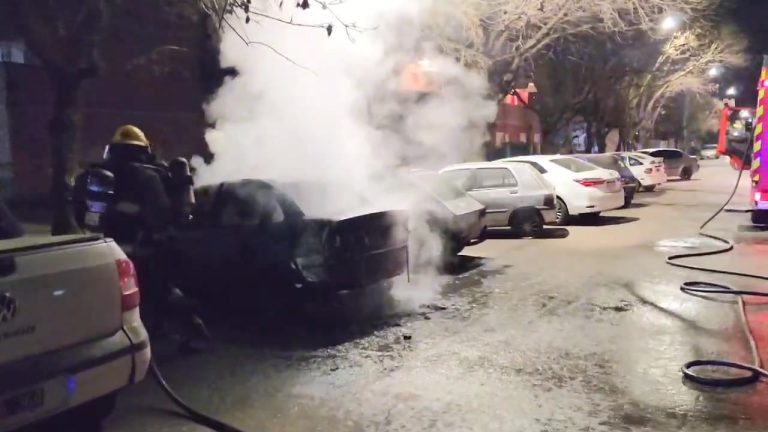 Incendio de auto en Barrio Malvinas: rápida intervención evita daños mayores