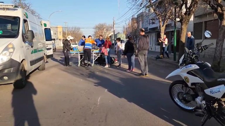 Motociclista hospitalizado tras caer sobre el asfalto: se le cruzó un perro