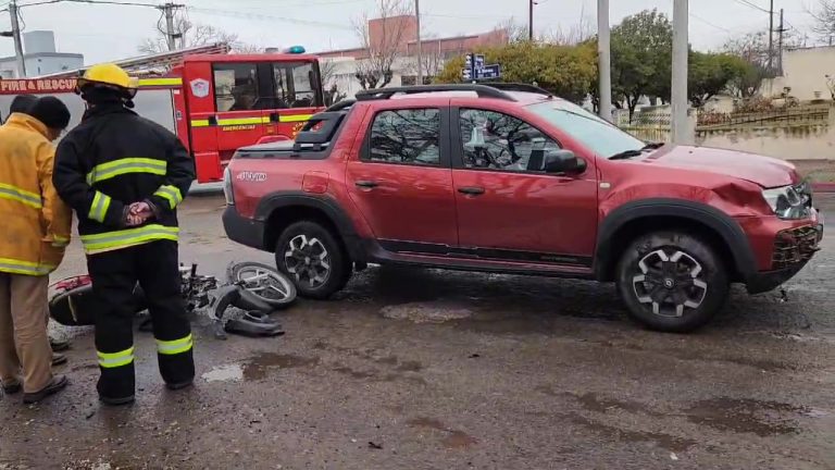 Accidente en Ingeniero Luiggi: un hombre sufrió traumatismos tras colisión entre una Renault Oroch y una motocicleta