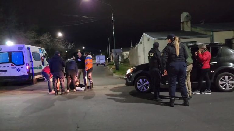 Una mujer hospitalizada tras choque entre moto y auto en calle 28 y 115